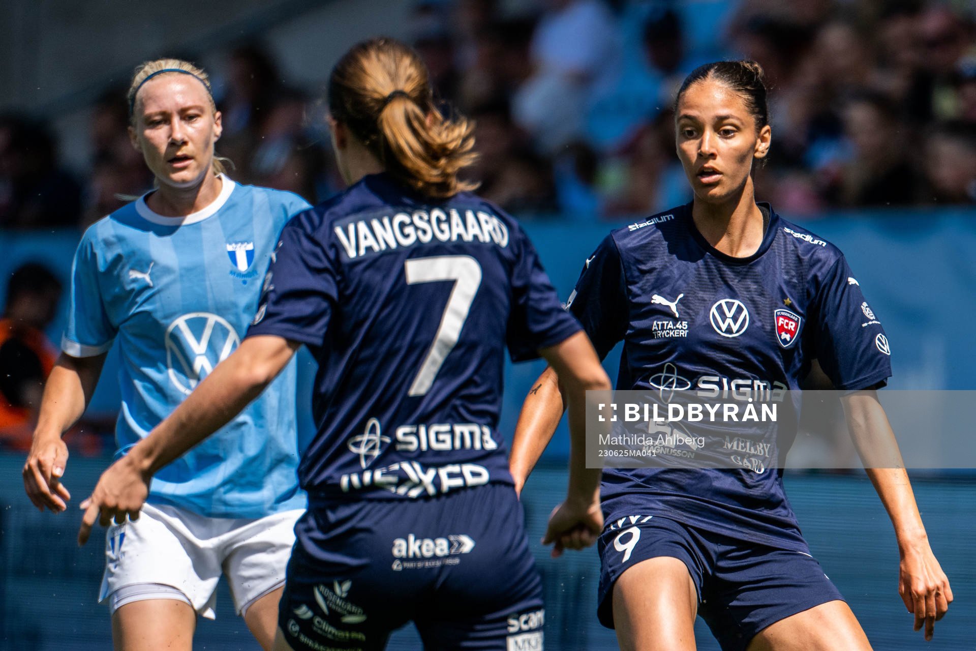 Malmö FFs Madeleine Hejde och FC Rosengårds Josephine Lech under fotbollsmatchen i Division 1 södra mellan Malmö FF och FC Rosengård den 25 juni 2023 i Malmö.