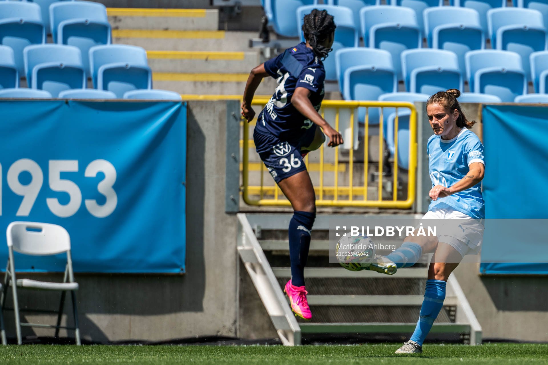 FC Rosengårds Hanna Cronqvist och Malmö FFs Sarah Mellouk under fotbollsmatchen i Division 1 södra mellan Malmö FF och FC Rosengård den 25 juni 2023 i Malmö.