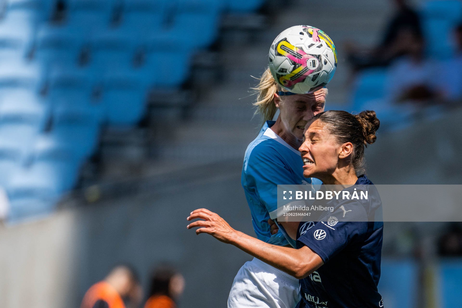 Malmö FFs Madeleine Hejde och FC Rosengårds Josephine Lech under fotbollsmatchen i Division 1 södra mellan Malmö FF och FC Rosengård den 25 juni 2023 i Malmö.