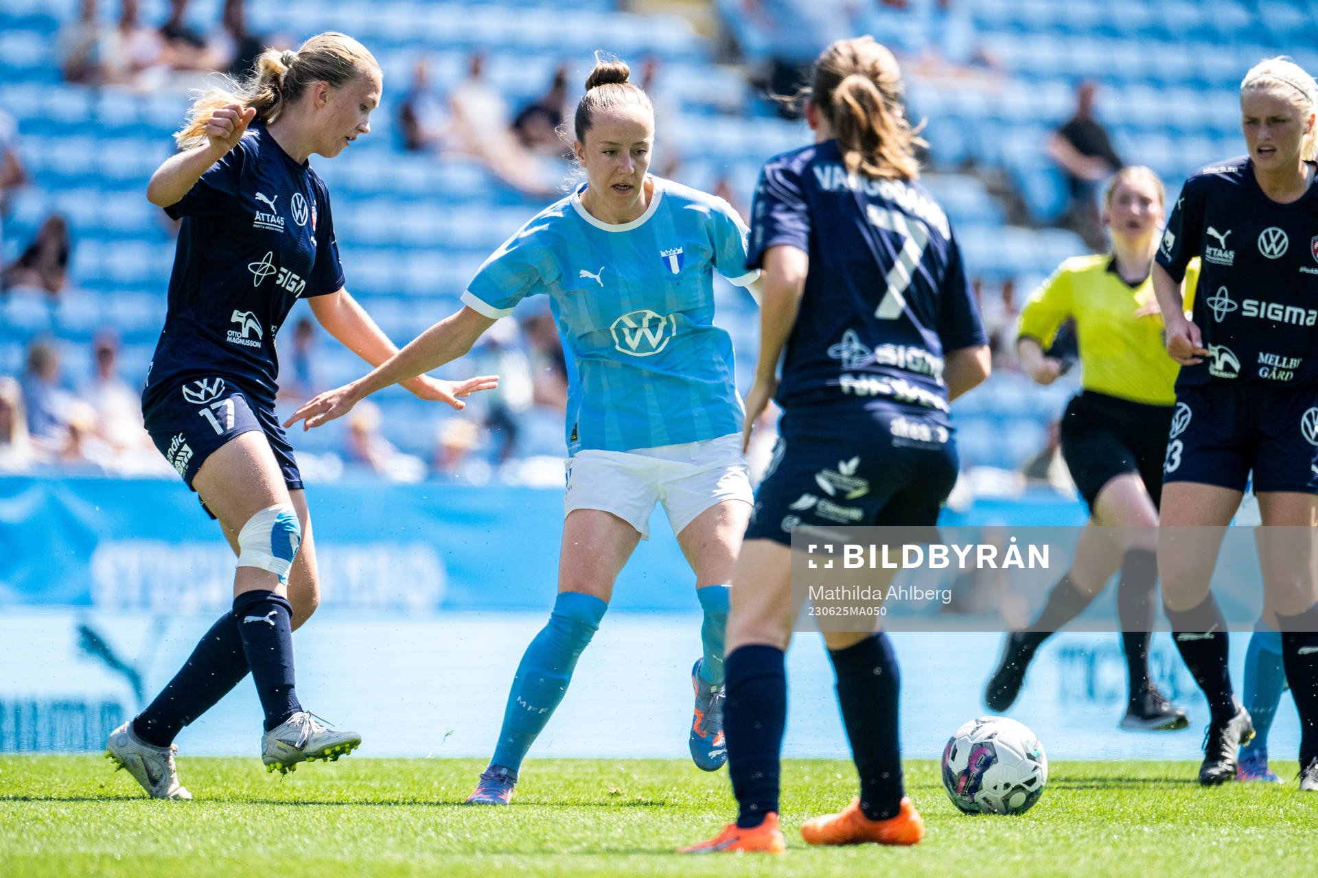 FC Rosengårds Lovisa Yng och Malmö FFs Anna Plantin under fotbollsmatchen i Division 1 södra mellan Malmö FF och FC Rosengård den 25 juni 2023 i Malmö.