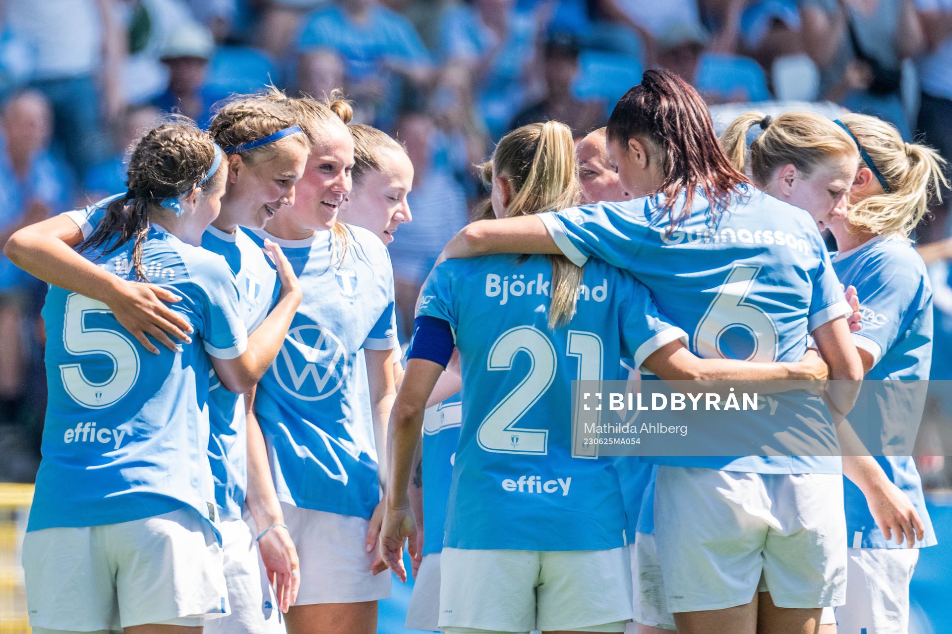Malmö FFs Thelma Welin Persson jublar med lagkamrater