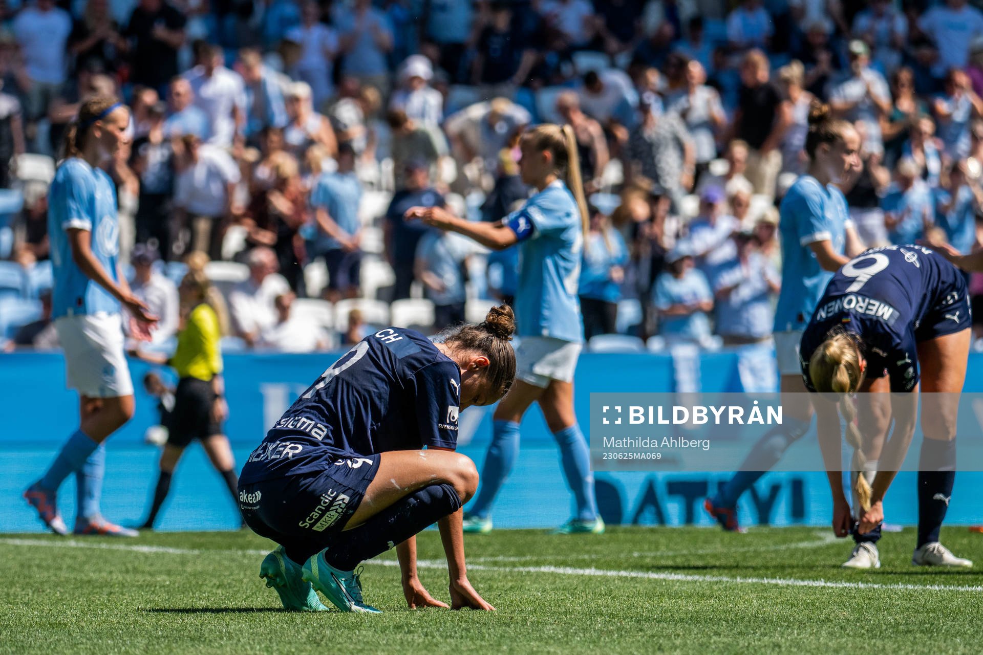 FC Rosengårds Josephine Lech och Maija Meronen deppar