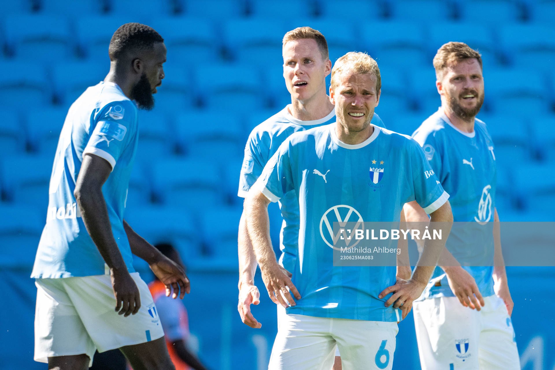 Malmö FFs Niklas Moisander, Oscar Lewicki och Lasse Nielsen under träningsmatchen i fotboll mellan Malmö FF och IFK Göteborg den 25 juni 2023 i Malmö.