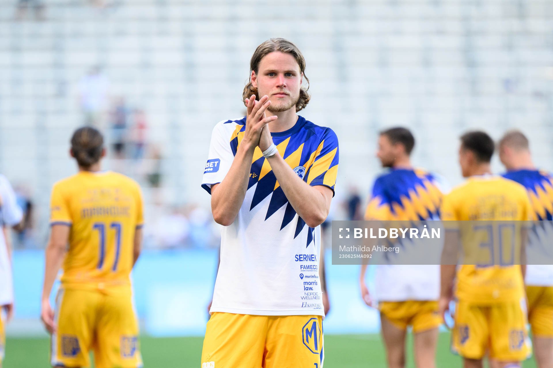 IFK Göteborgs Gustaf Norlin tackar publiken