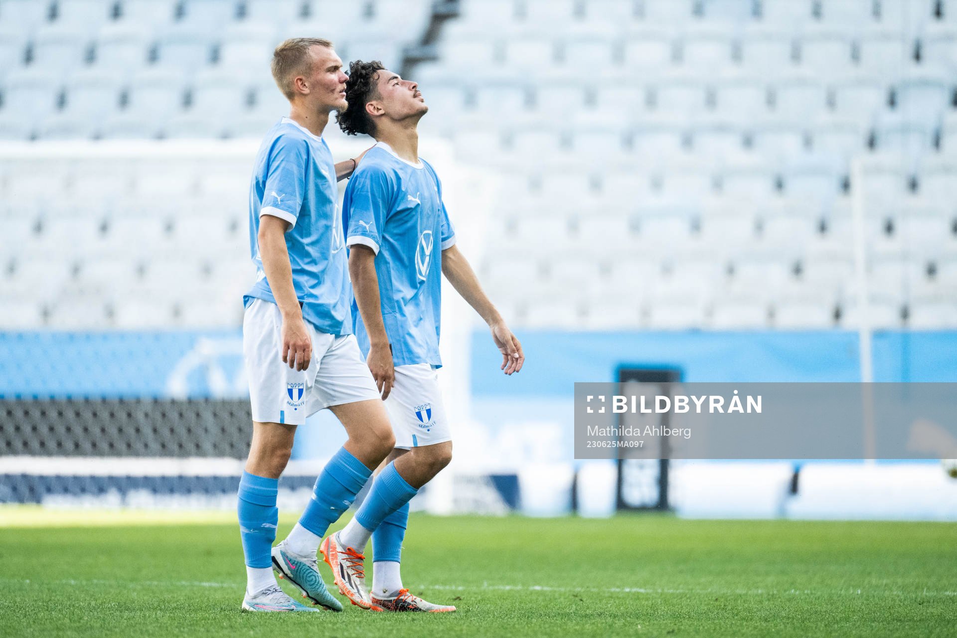 Malmö FFs Wille Persson och Adrian Skogmar deppar