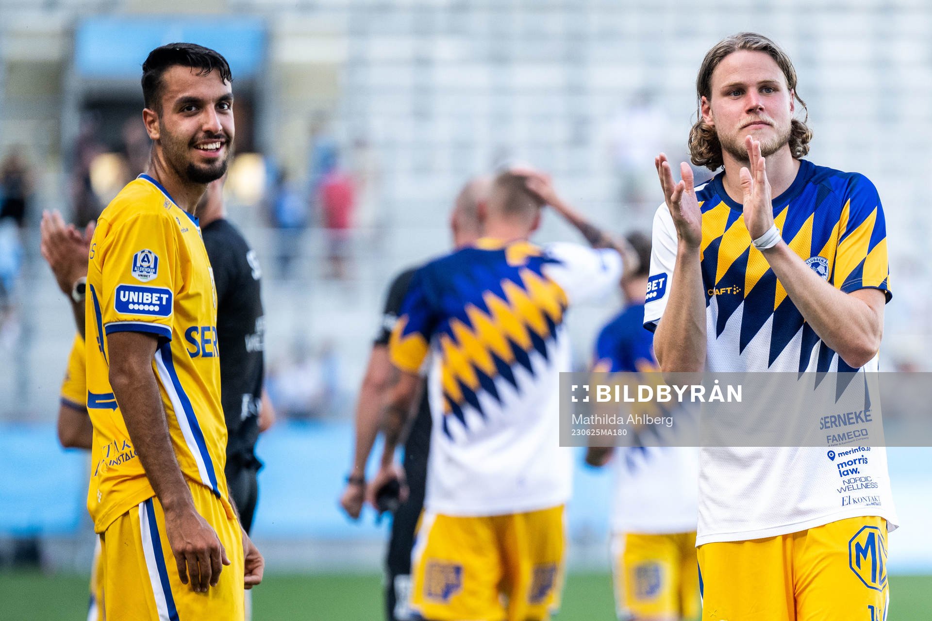 IFK Göteborgs Mohib Khalaf och Gustaf Norlin efter träningsmatchen i fotboll mellan Malmö FF och IFK Göteborg den 25 juni 2023 i Malmö.