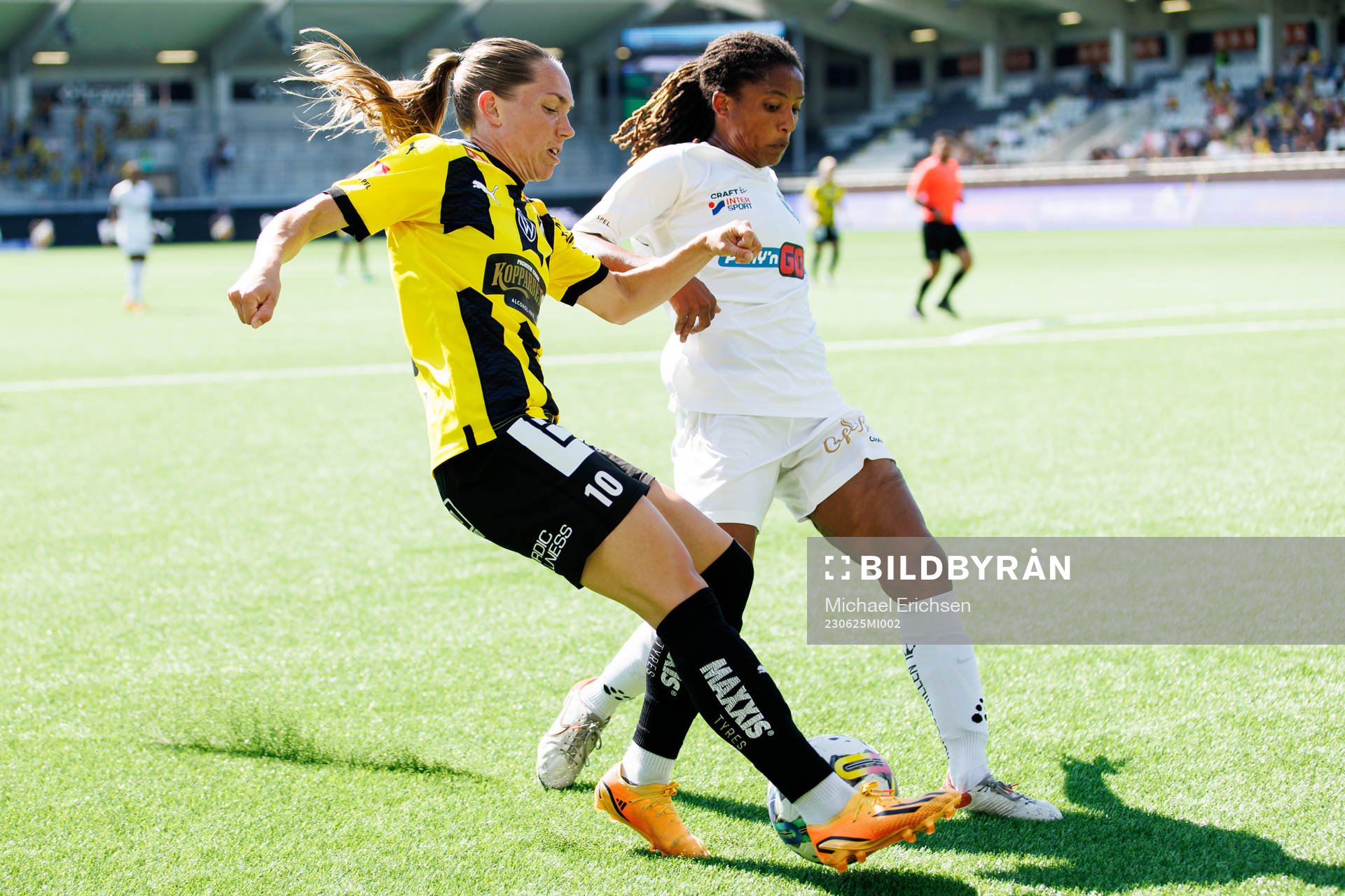 Häckens Elin Rubensson och Växjö DFFs Eva Dessislava