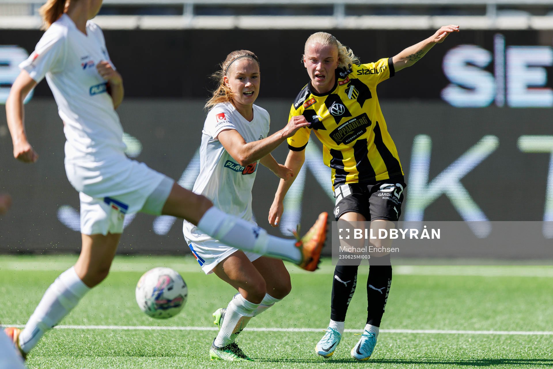 Växjö DFFs Amanda Altheden och Häckens Anna Sandberg