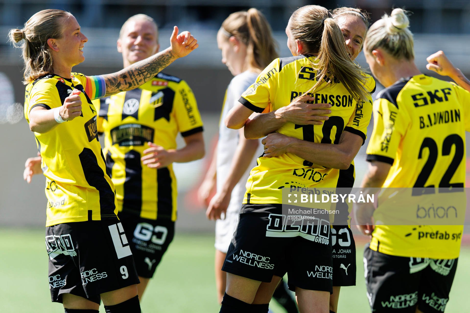 Häckens Elin Rubensson jublar efter 1-0 på straff under fotbollsmatchen i Damallsvenskan mellan Häcken och Växjö DFF den 25 juni 2023 i Göteborg.