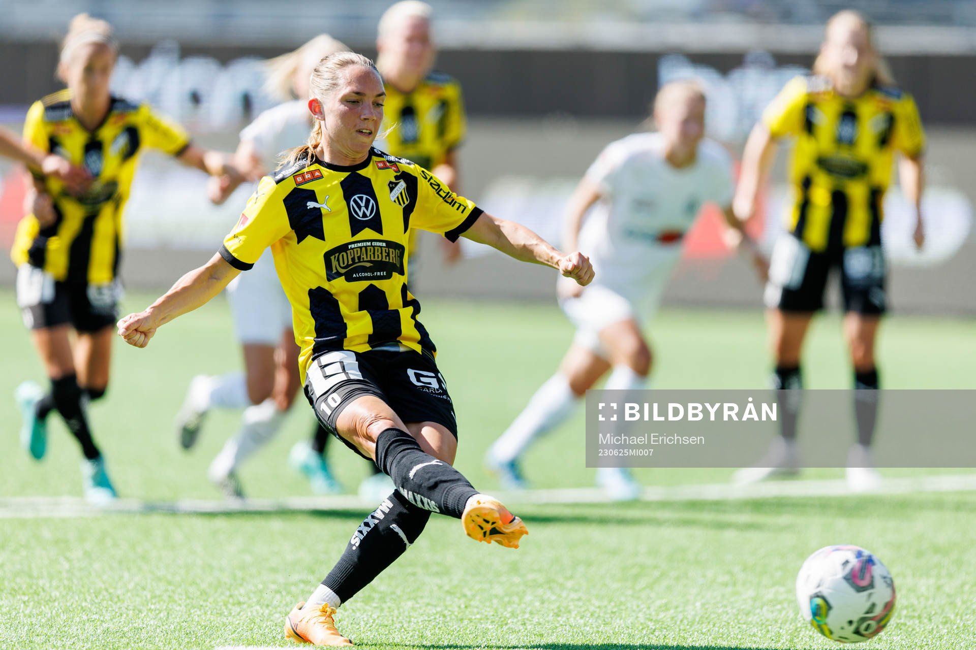 Häckens Elin Rubensson gör 1-0 på straff