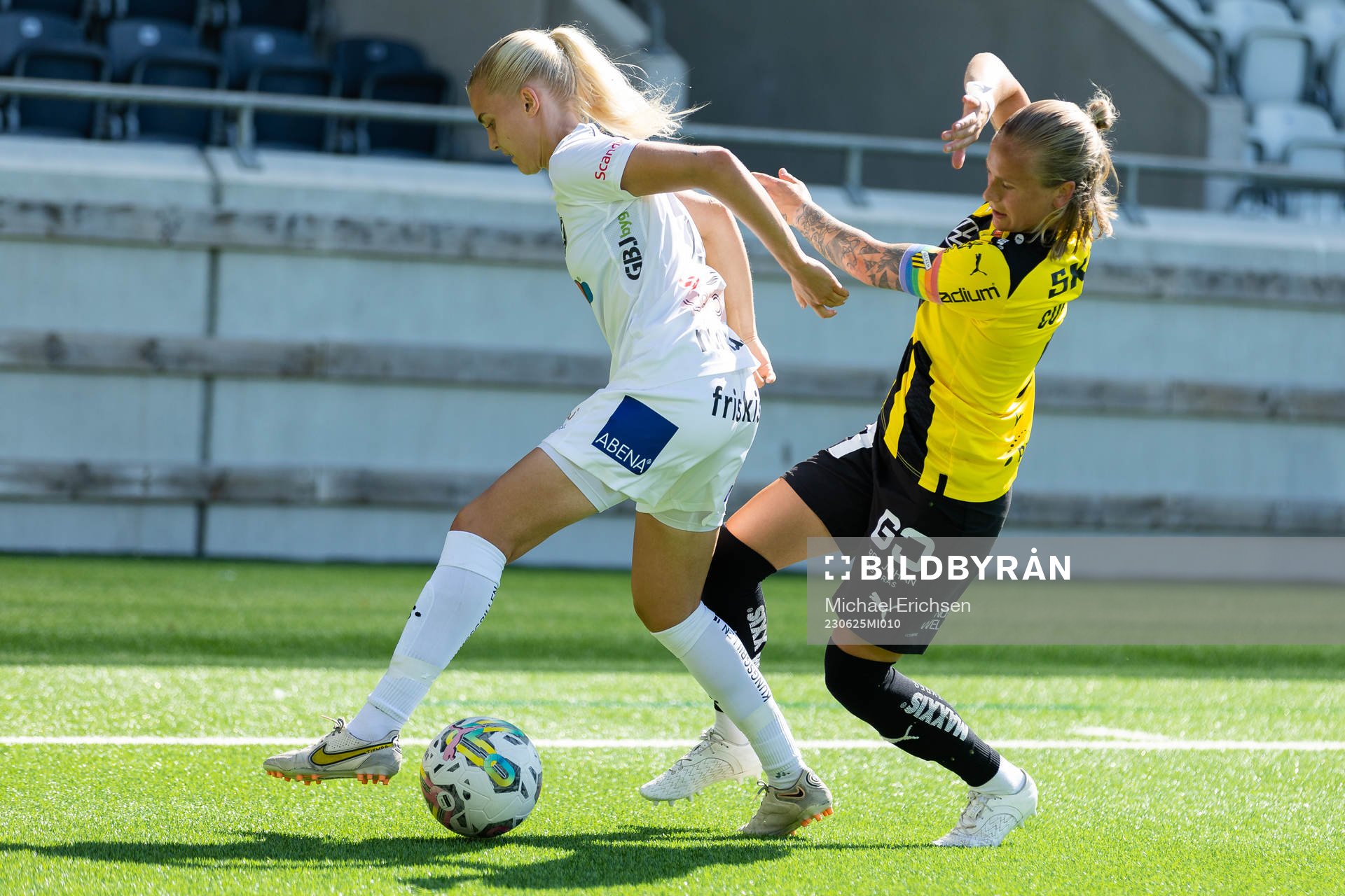 Växjö DFFs Olivia Mattsson och Häckens Filippa Curmark under fotbollsmatchen i Damallsvenskan mellan Häcken och Växjö DFF den 25 juni 2023 i Göteborg.