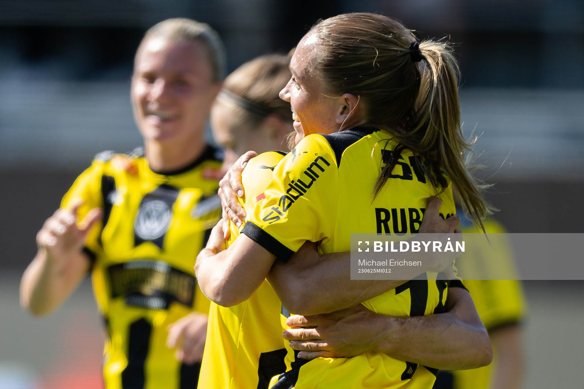 Häckens Elin Rubensson jublar