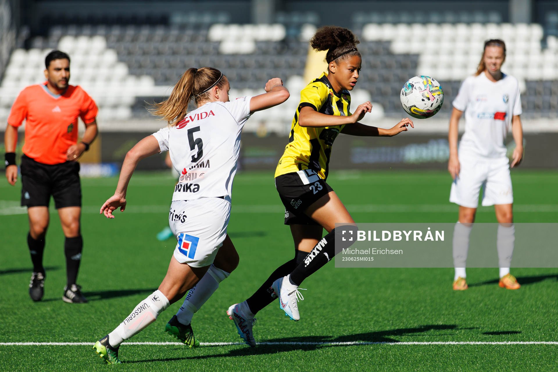 Växjö DFFs Amanda Altheden och Häckens Felicia Schröder
