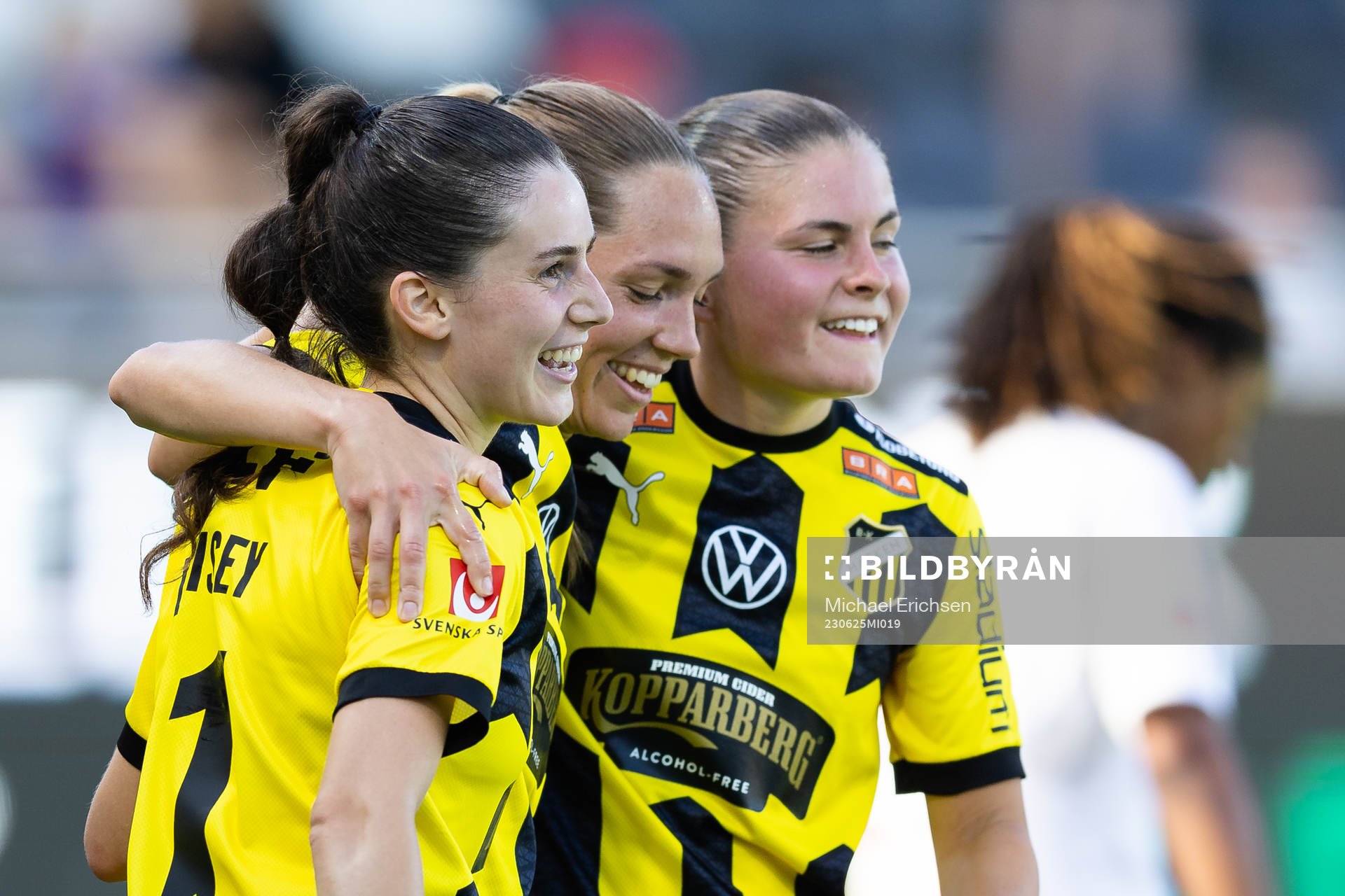 Häckens Elin Rubensson jublar med Clarissa Larisey  och