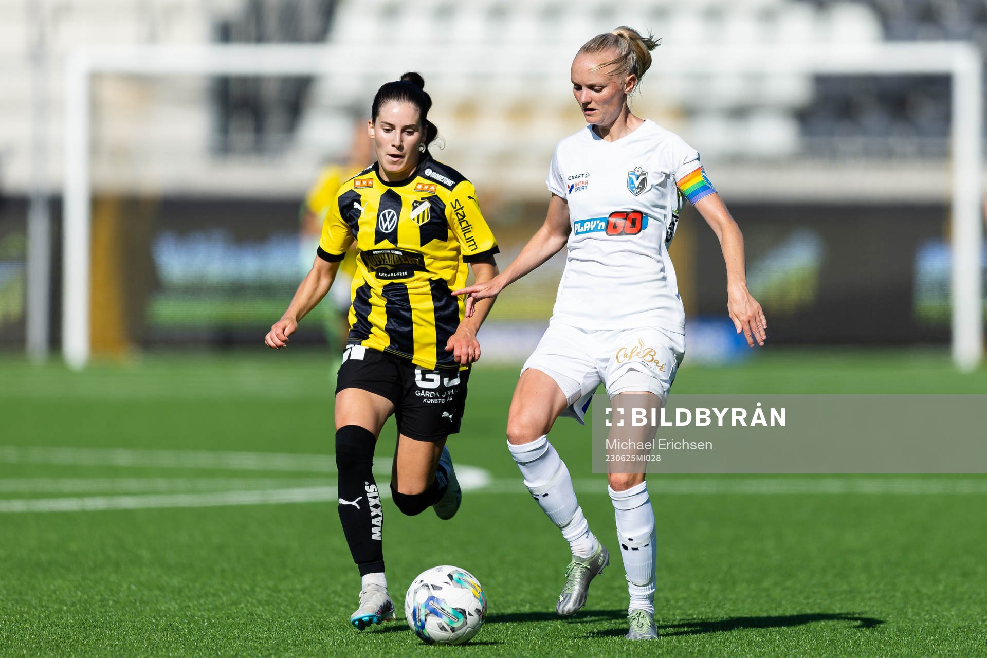 Växjö DFFs Emma Pennsäter och Häckens Clarissa Larisey