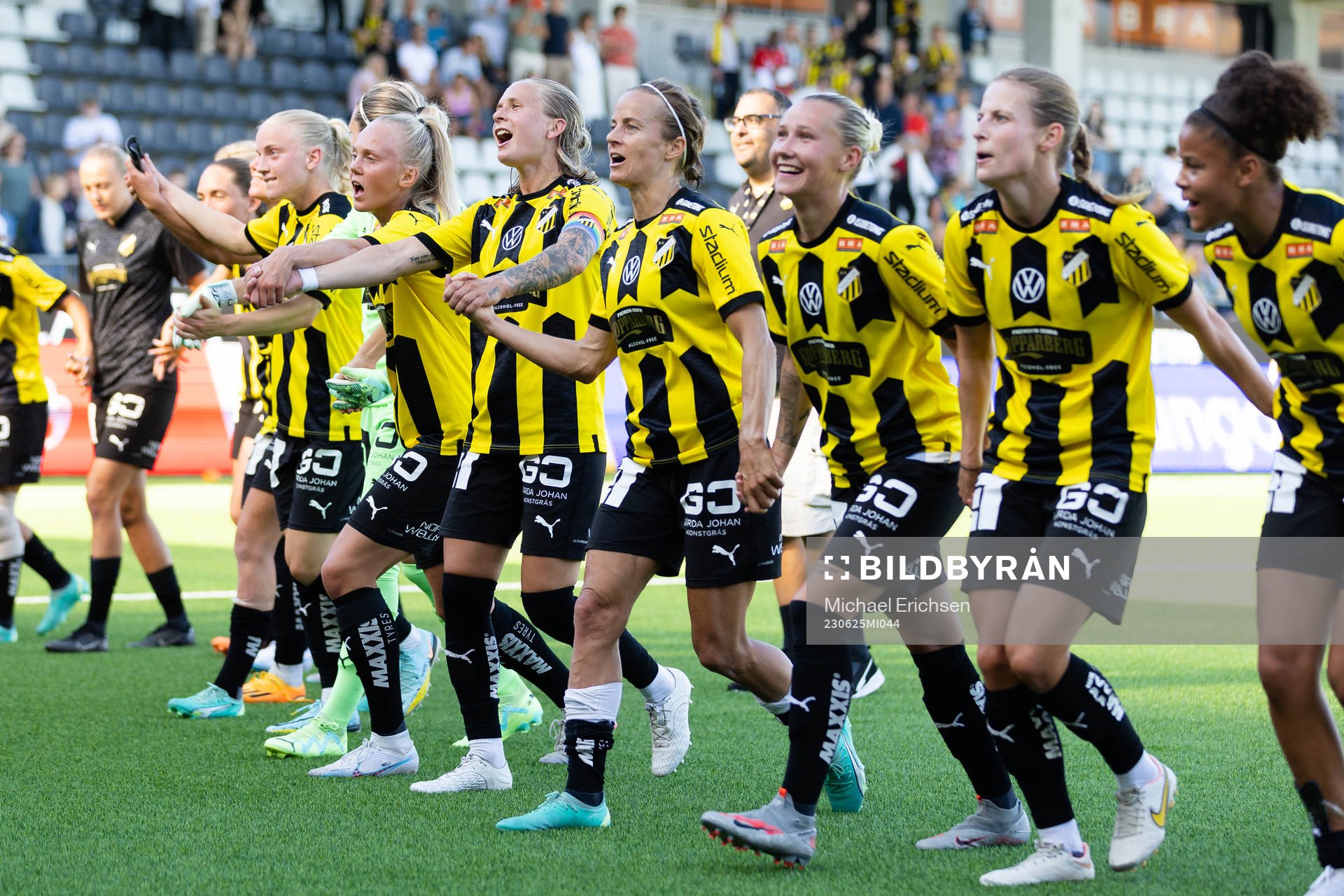 Häckens spelare jublar