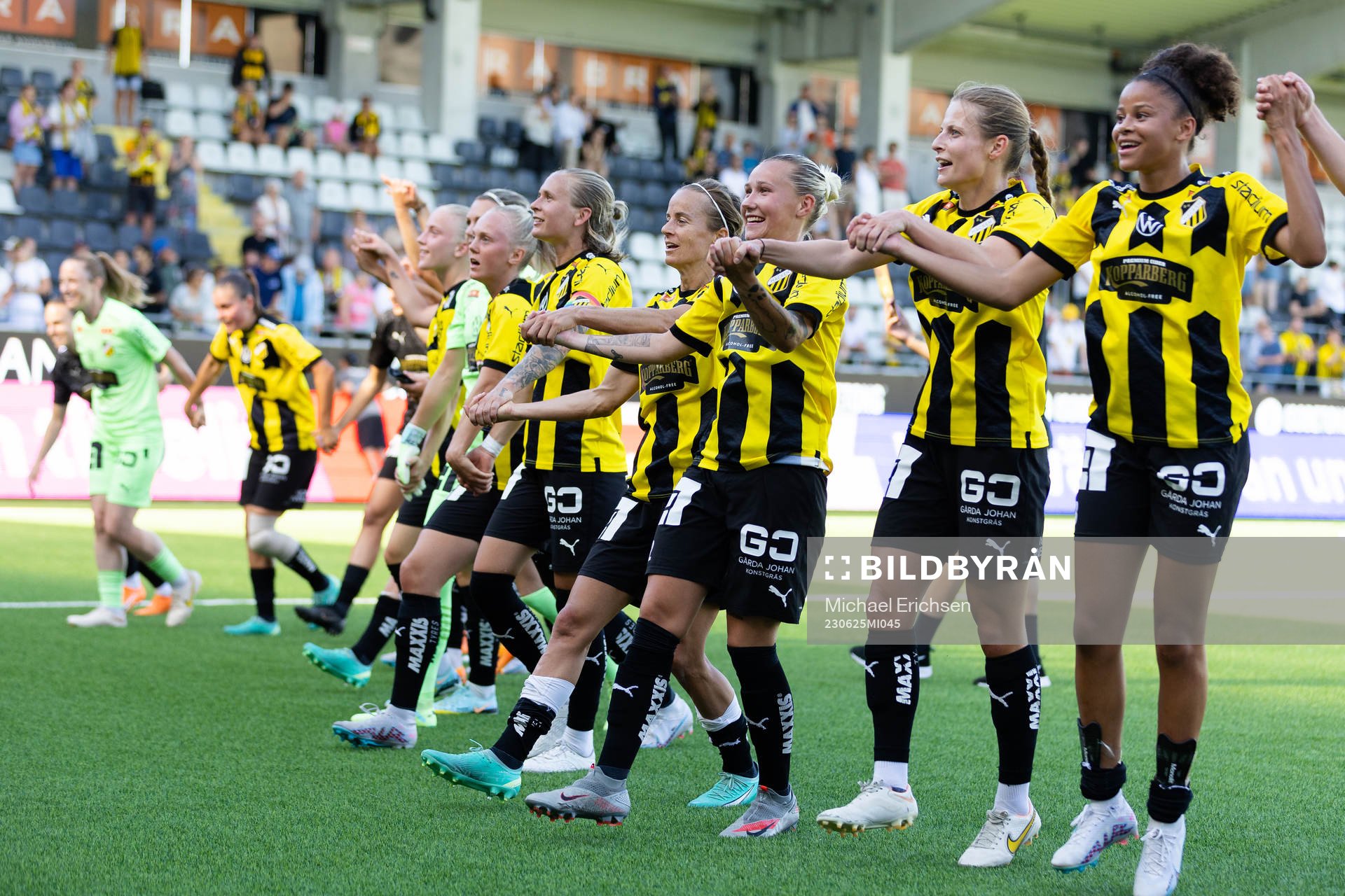 Häckens spelare jublar