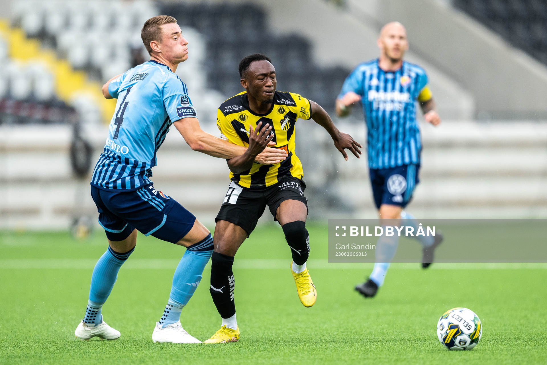 Djurgårdens Jesper Löfgren och Häckens Benie Adama Traore