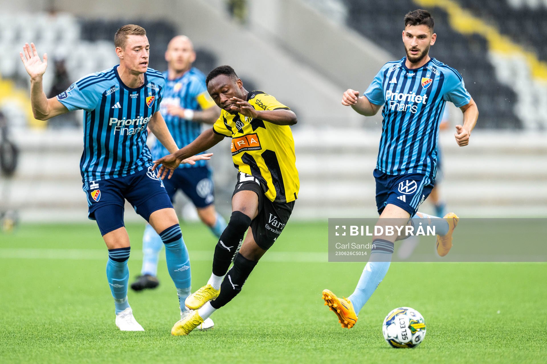 Djurgårdens Jesper Löfgren och Besard Sabovic och