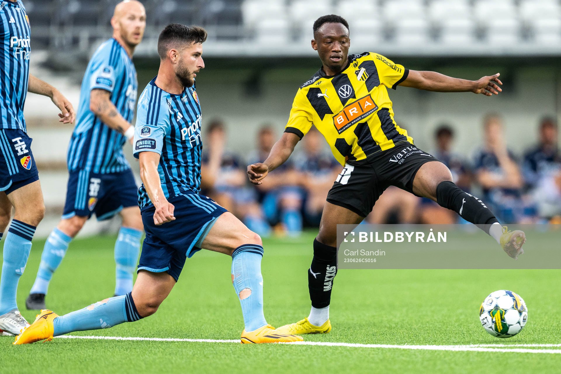 Djurgårdens Besard Sabovic och Häckens Benie Adama Traore