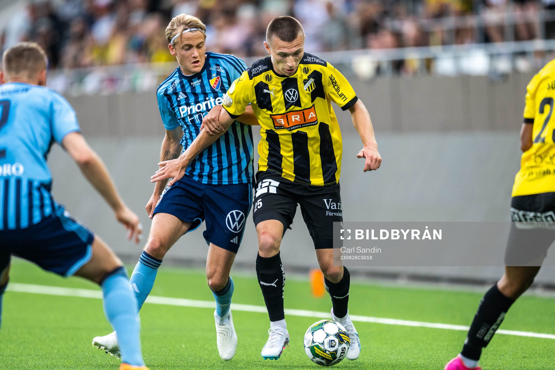 Djurgårdens Oskar Fallenius och Häckens Kristoffer Lund