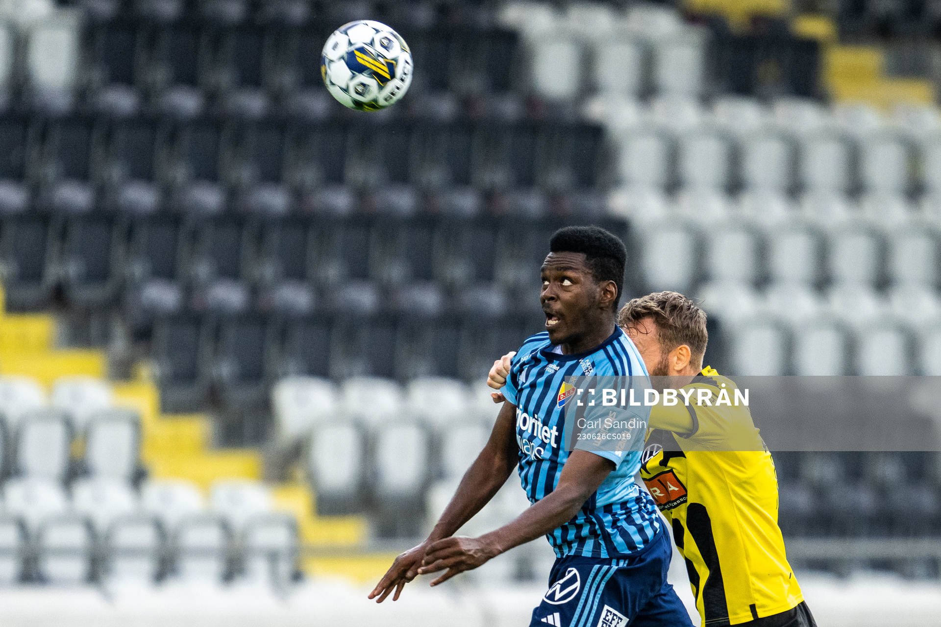 Djurgårdens Joel Asoro och Häckens Simon Sandberg