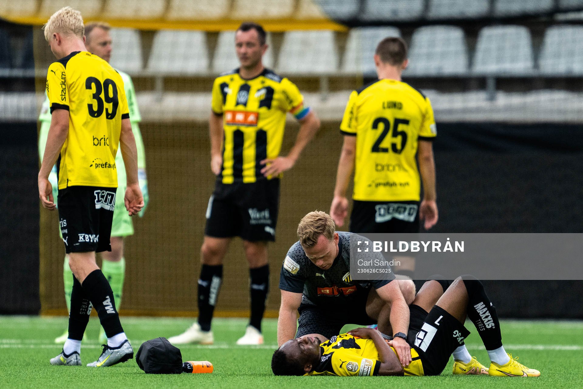 Häckens Benie Adama Traore har ont och får vård