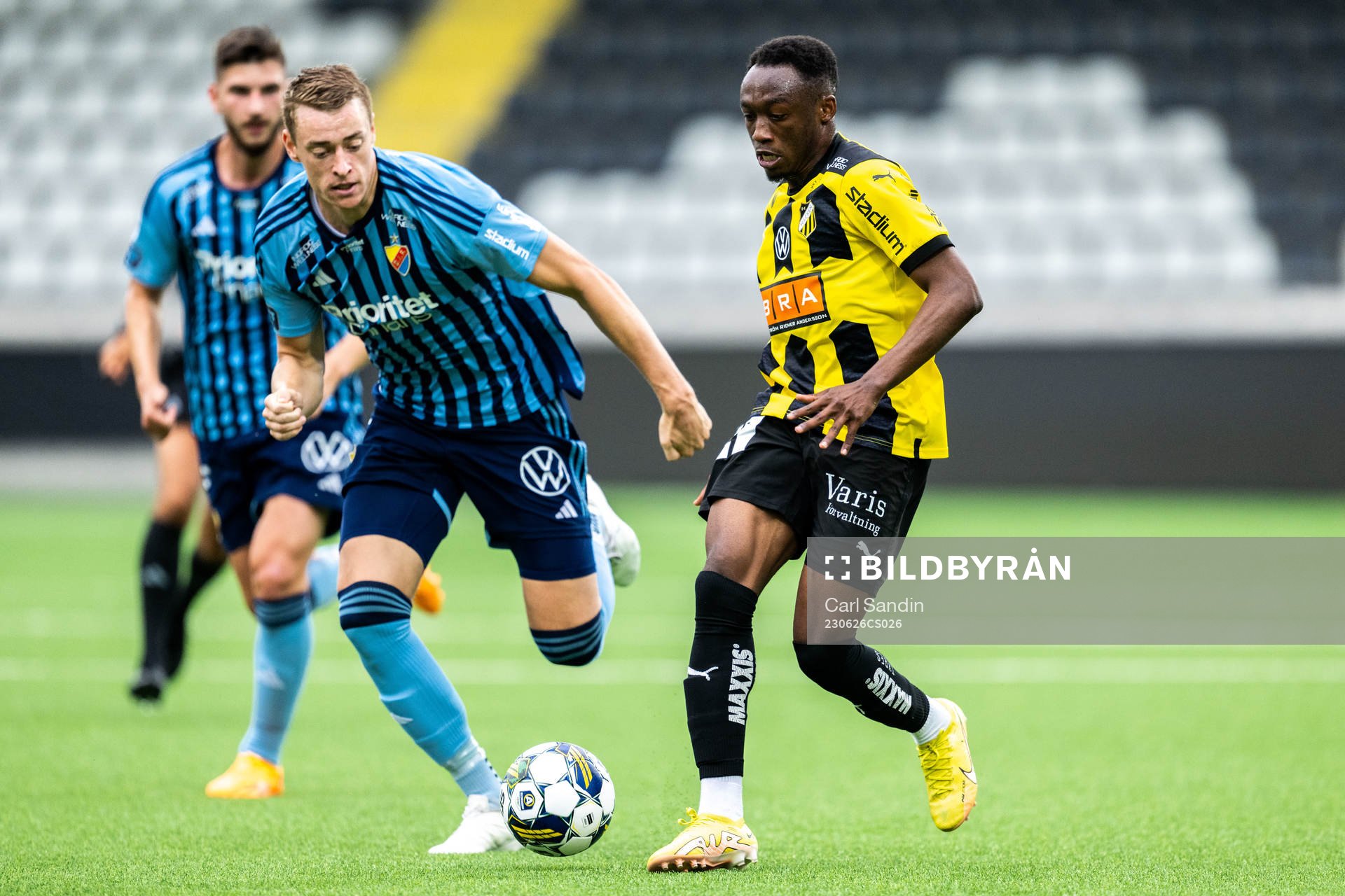 Djurgårdens Jesper Löfgren och Häckens Benie Adama Traore