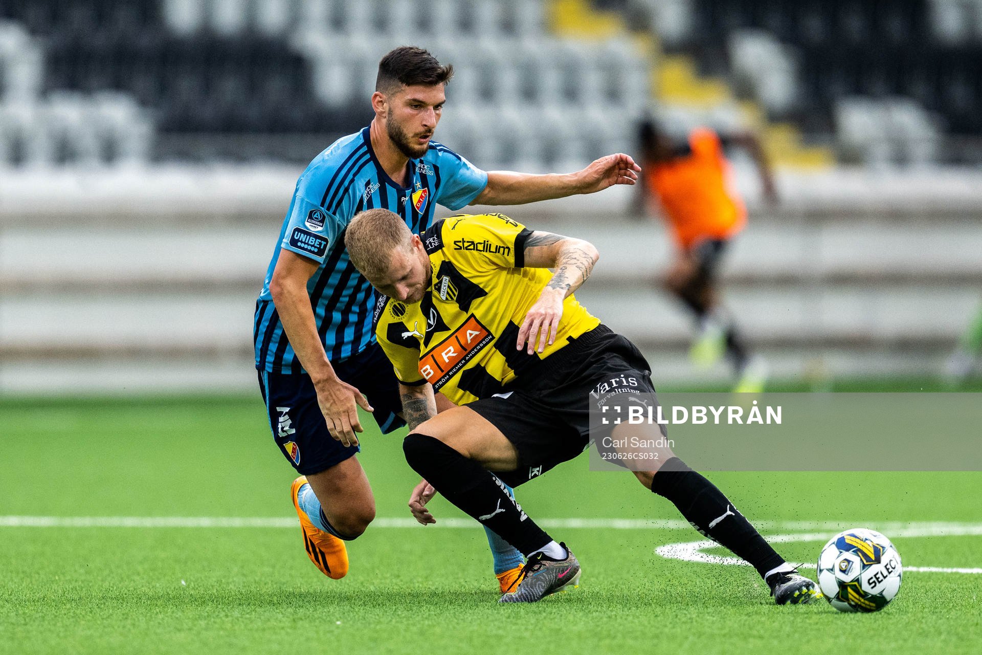 Djurgårdens Besard Sabovic och Häckens Simon Gustafson
