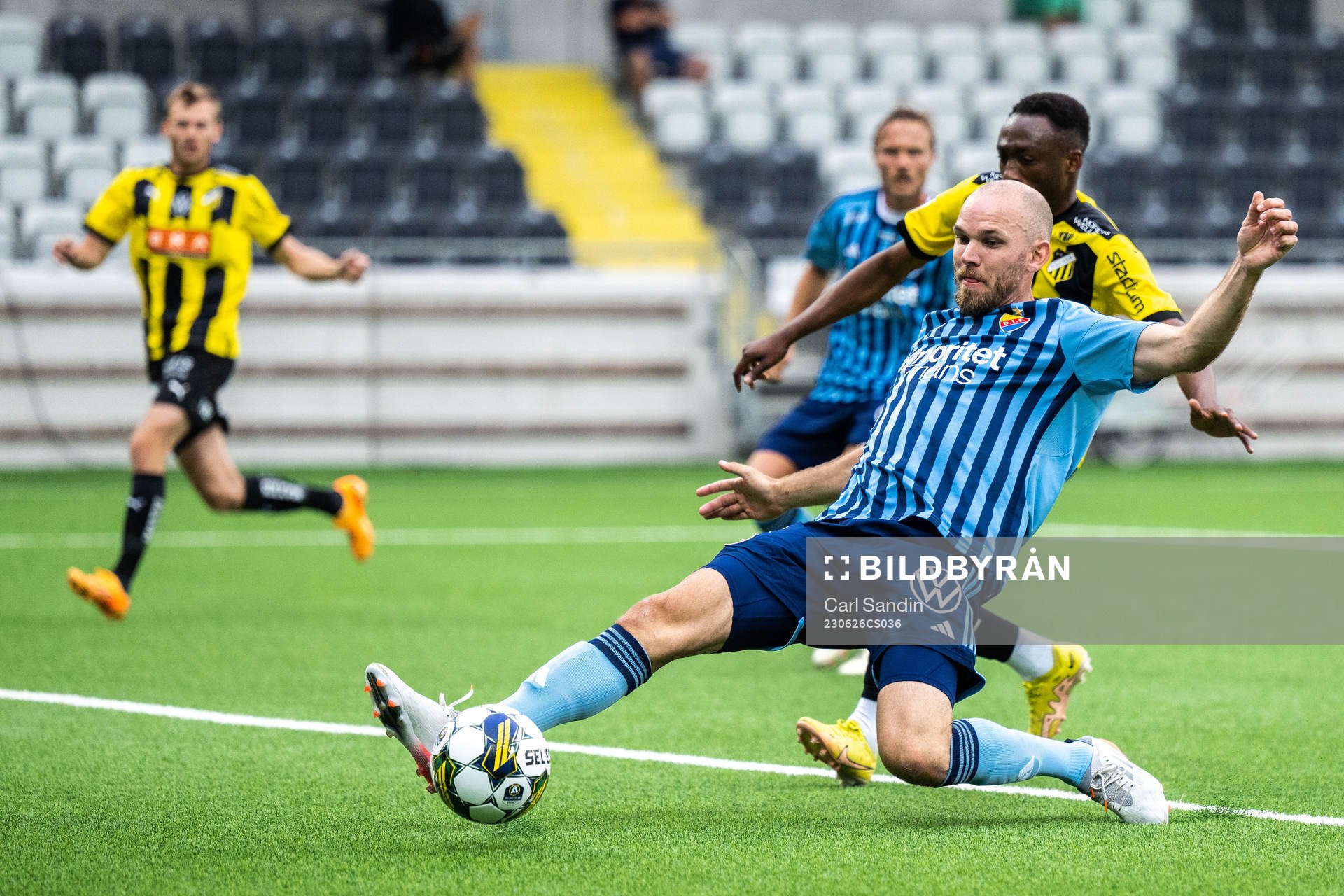 Djurgårdens Marcus Danielson och Häckens Benie Adama