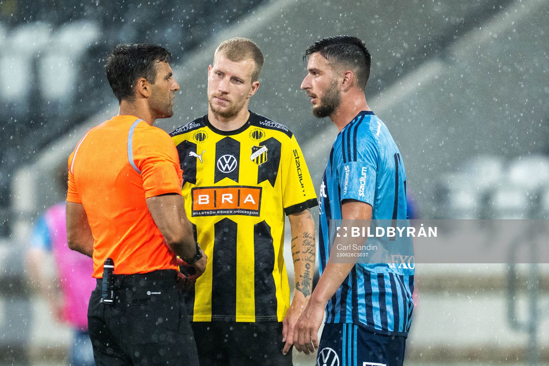 Häckens Simon Gustafson och Djurgårdens Besard Sabovic i