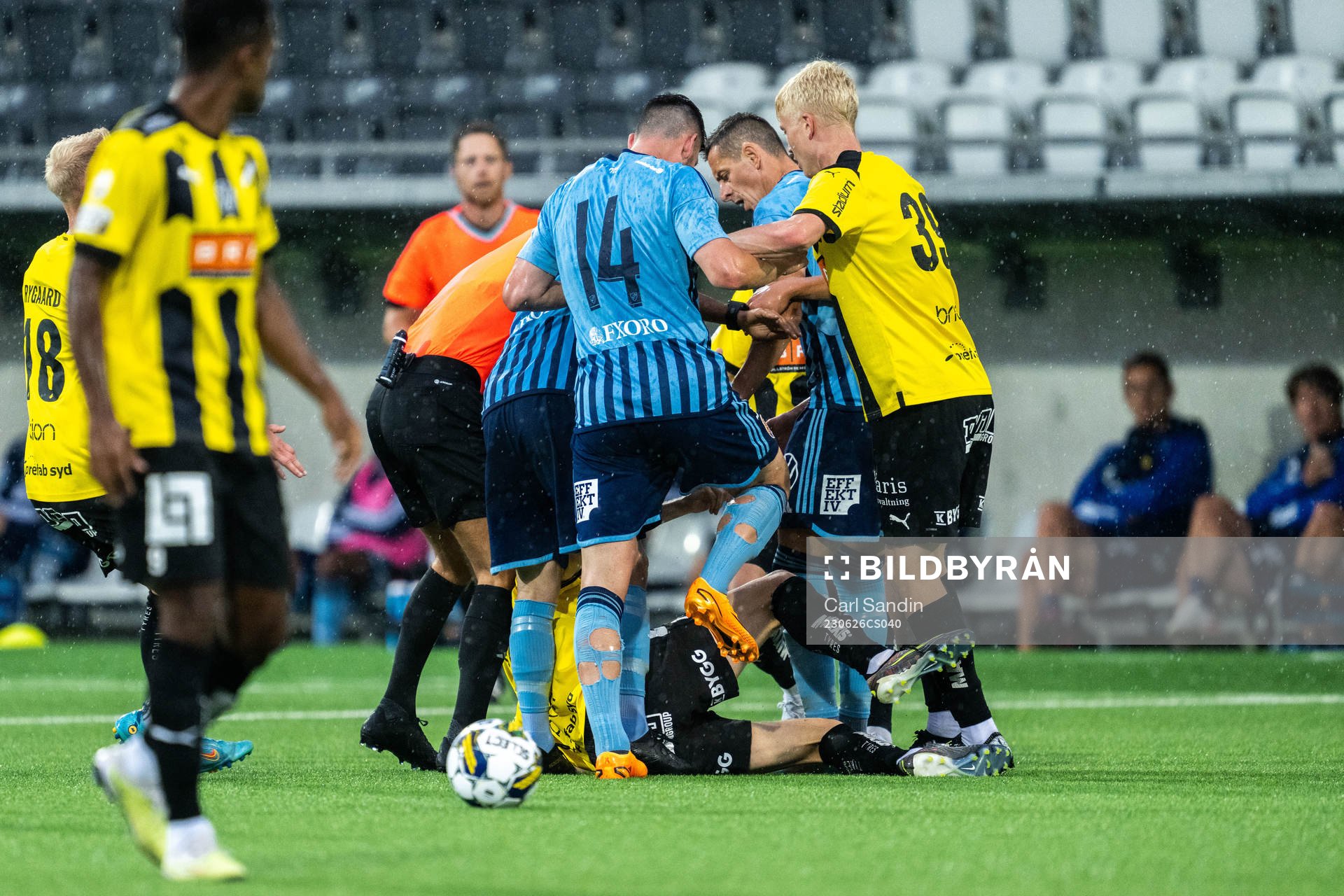 Djurgårdens Besard Sabovic och Besard Sabovic i dispyt