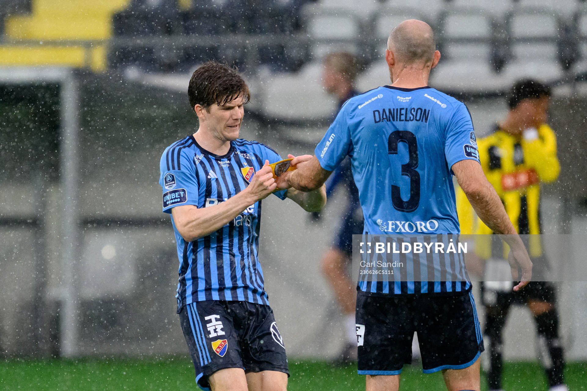 Djurgårdens Oliver Berg ger kaptensbindeln till Marcus
