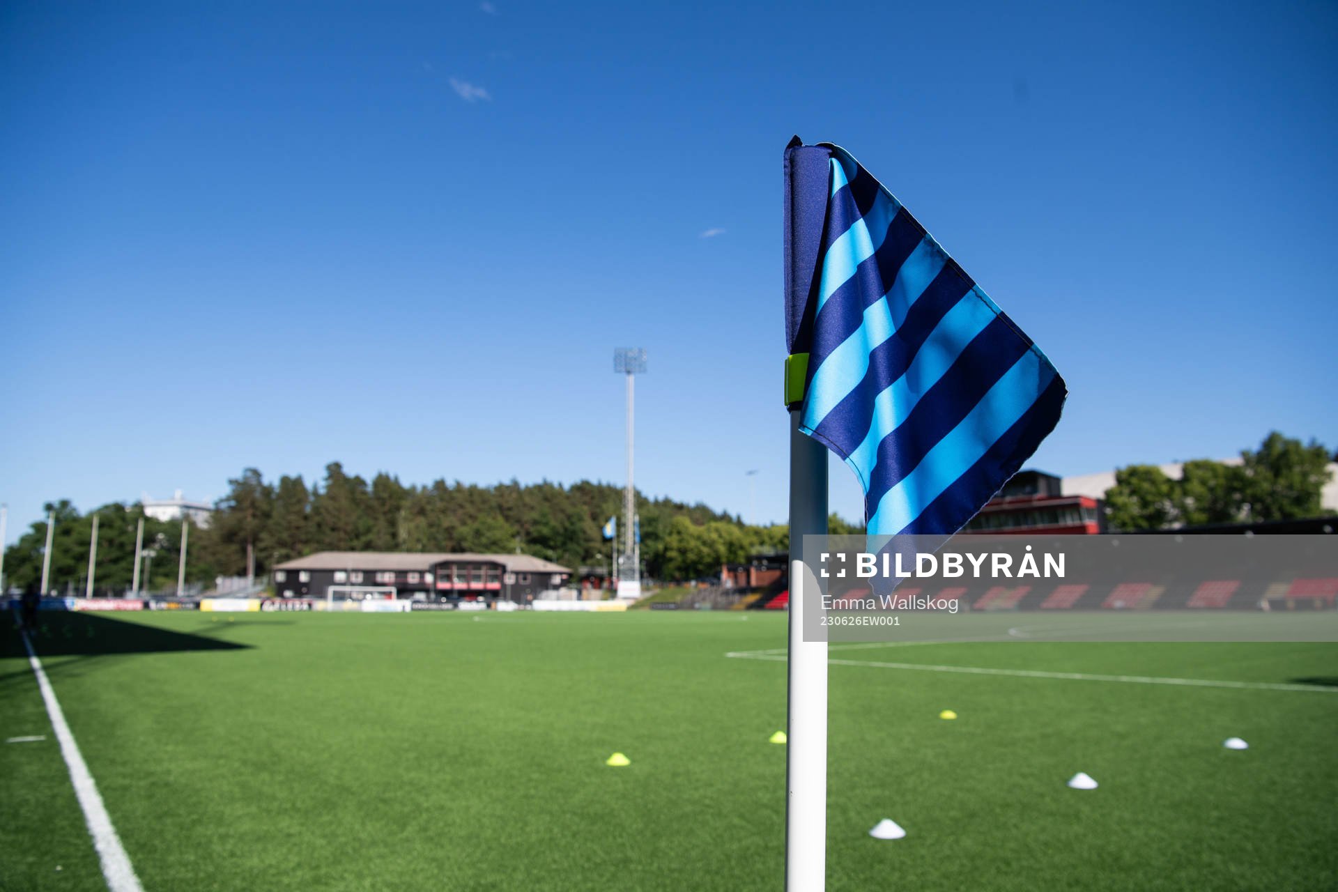 En flagga med Djurgårdens färger på Grimsta IP