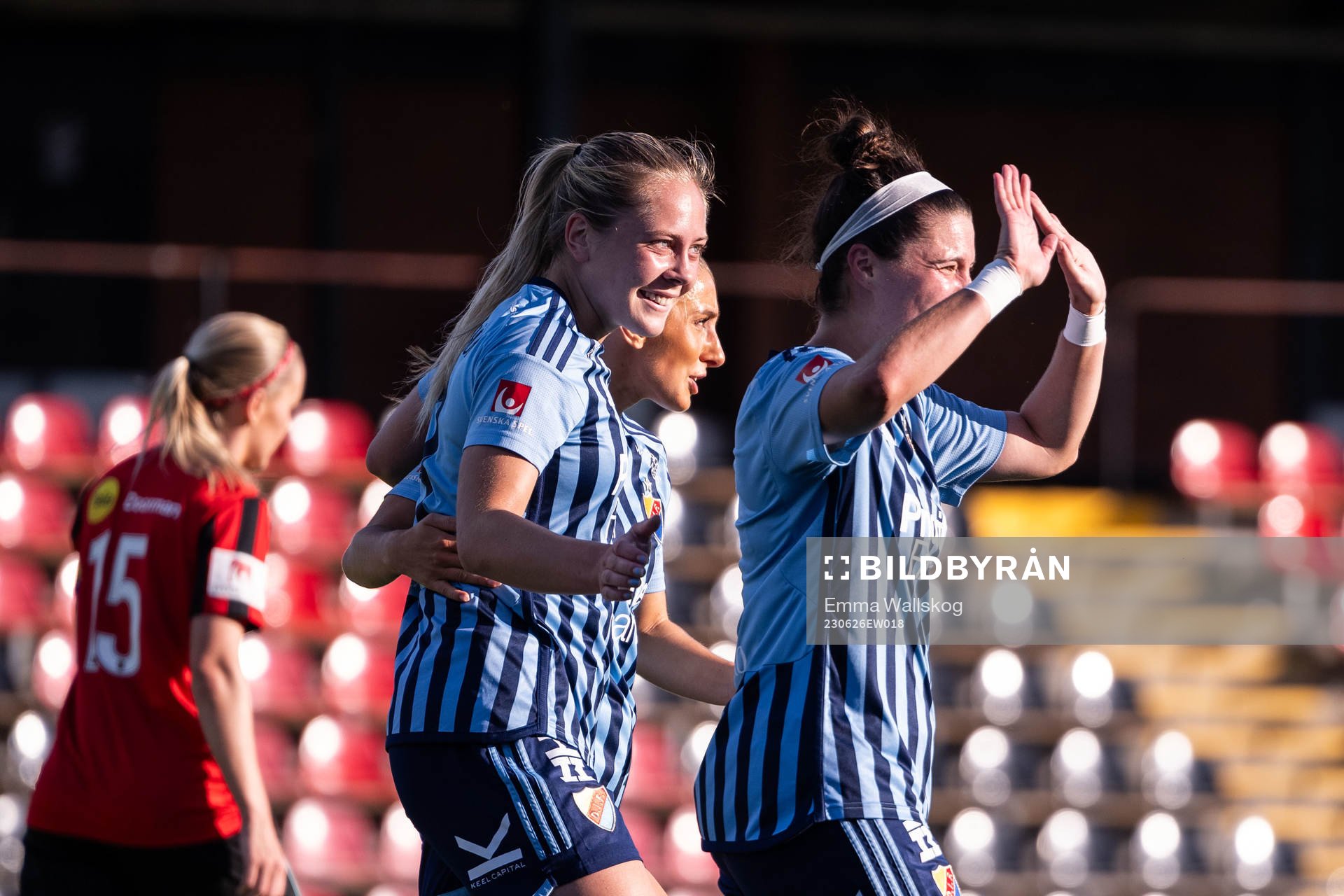Djurgårdens Alice Bergström jublar med Tilde Lindwall och