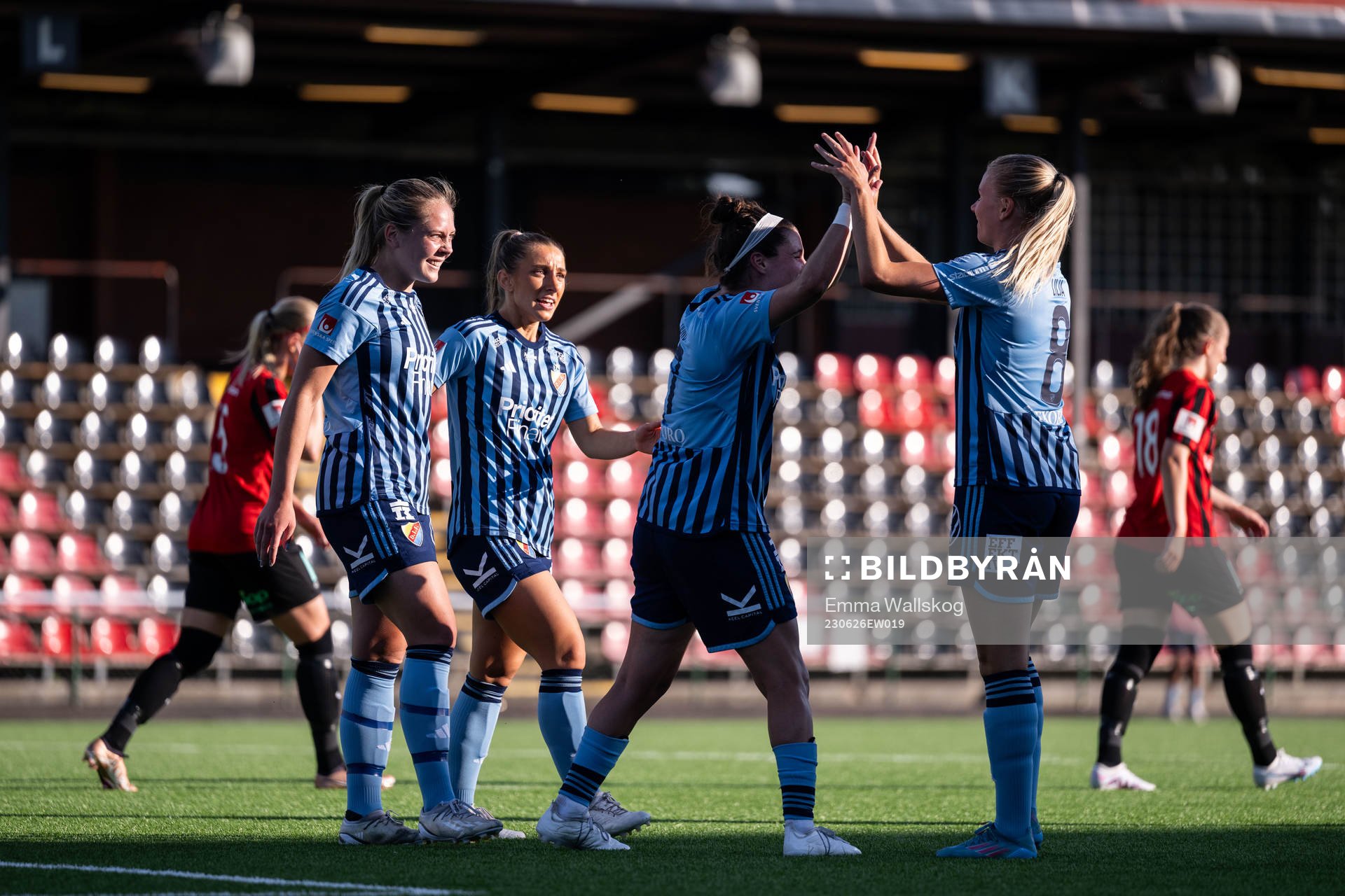 Djurgårdens Alice Bergström jublar med Tilde Lindwall,