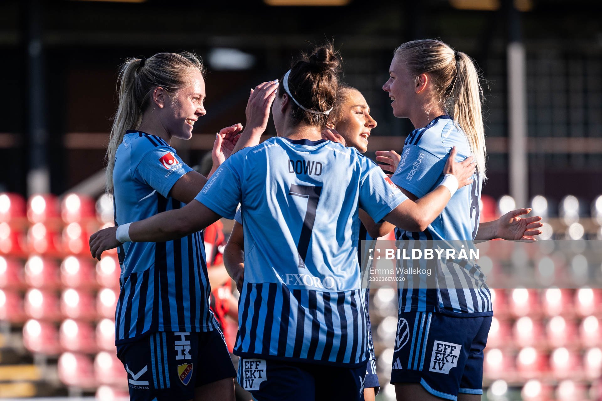 Djurgårdens Alice Bergström jublar med Tilde Lindwall, Hayley Dowd och Nellie Lilja efter 2-0 under fotbollsmatchen i Damallsvenskan mellan Djurgården och Brommapojkarna den 26 juni 2023 i Stockholm.