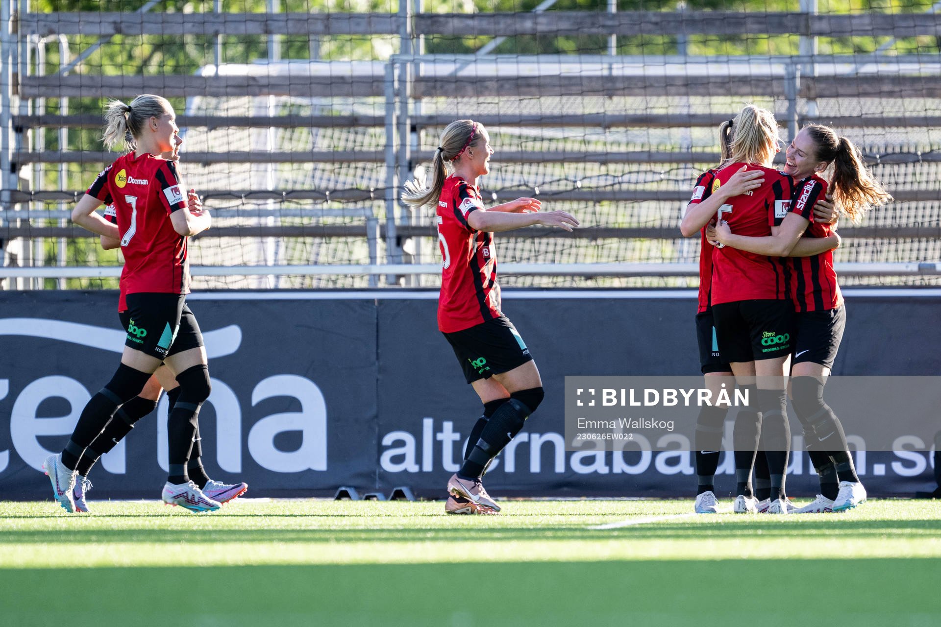 Brommapojkarnas Wilma Wärulf jublar med lagkamrater efter 2-2 under fotbollsmatchen i Damallsvenskan mellan Djurgården och Brommapojkarna den 26 juni 2023 i Stockholm.