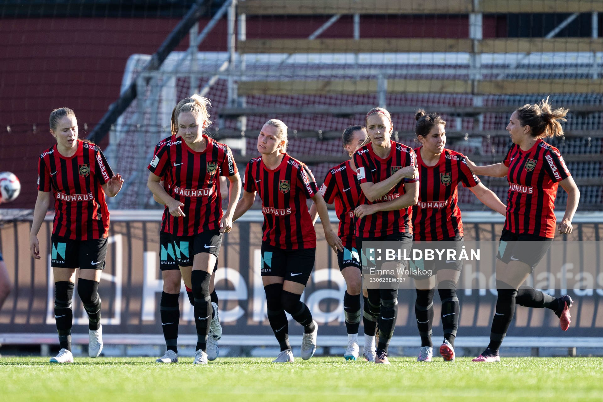 Brommapojkarnas Ida Bengtsson jublar med lagkamrater