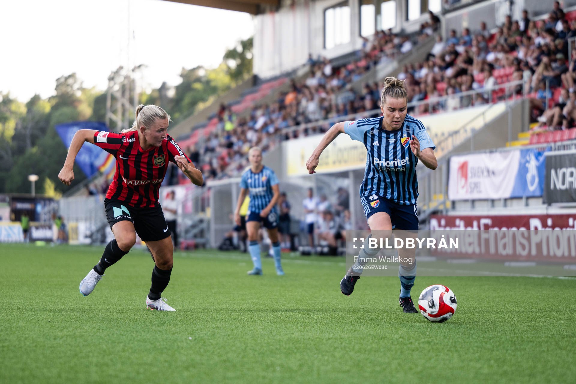 Brommapojkarnas Ellen Toivio och Djurgårdens Ebba Hed