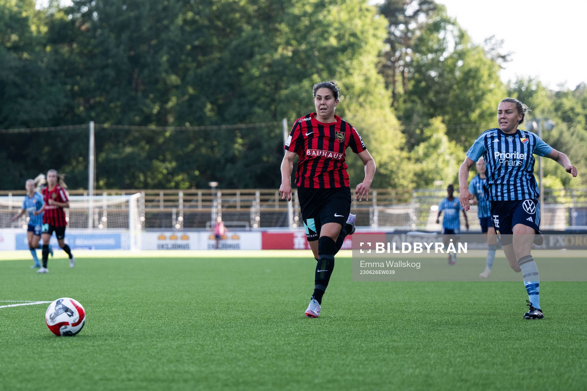 Brommapojkarnas Julia Olsson och Djurgårdens Ebba Hed