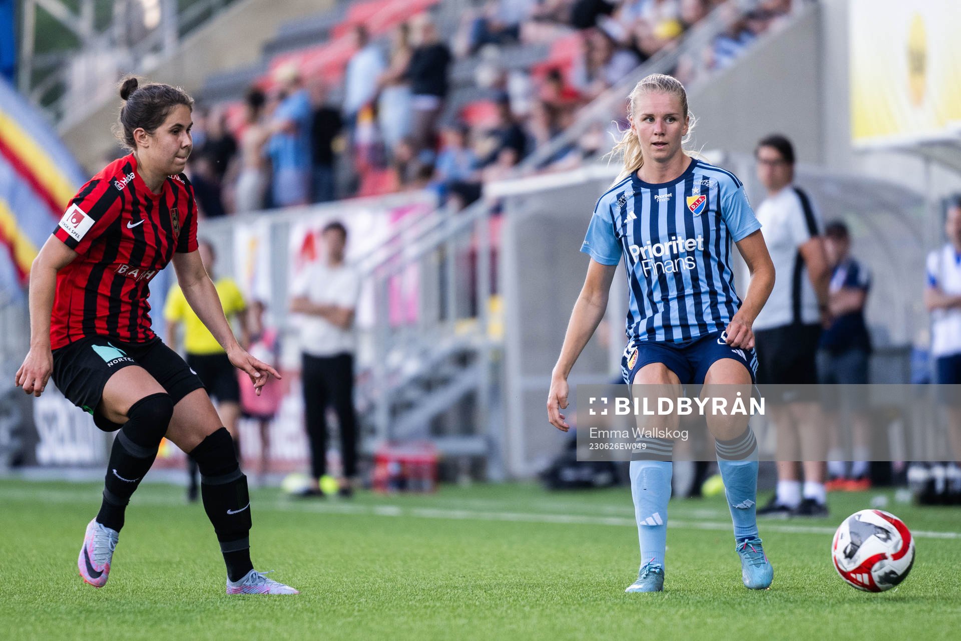 Brommapojkarnas Julia Olsson och Djurgårdens Nellie Lilja