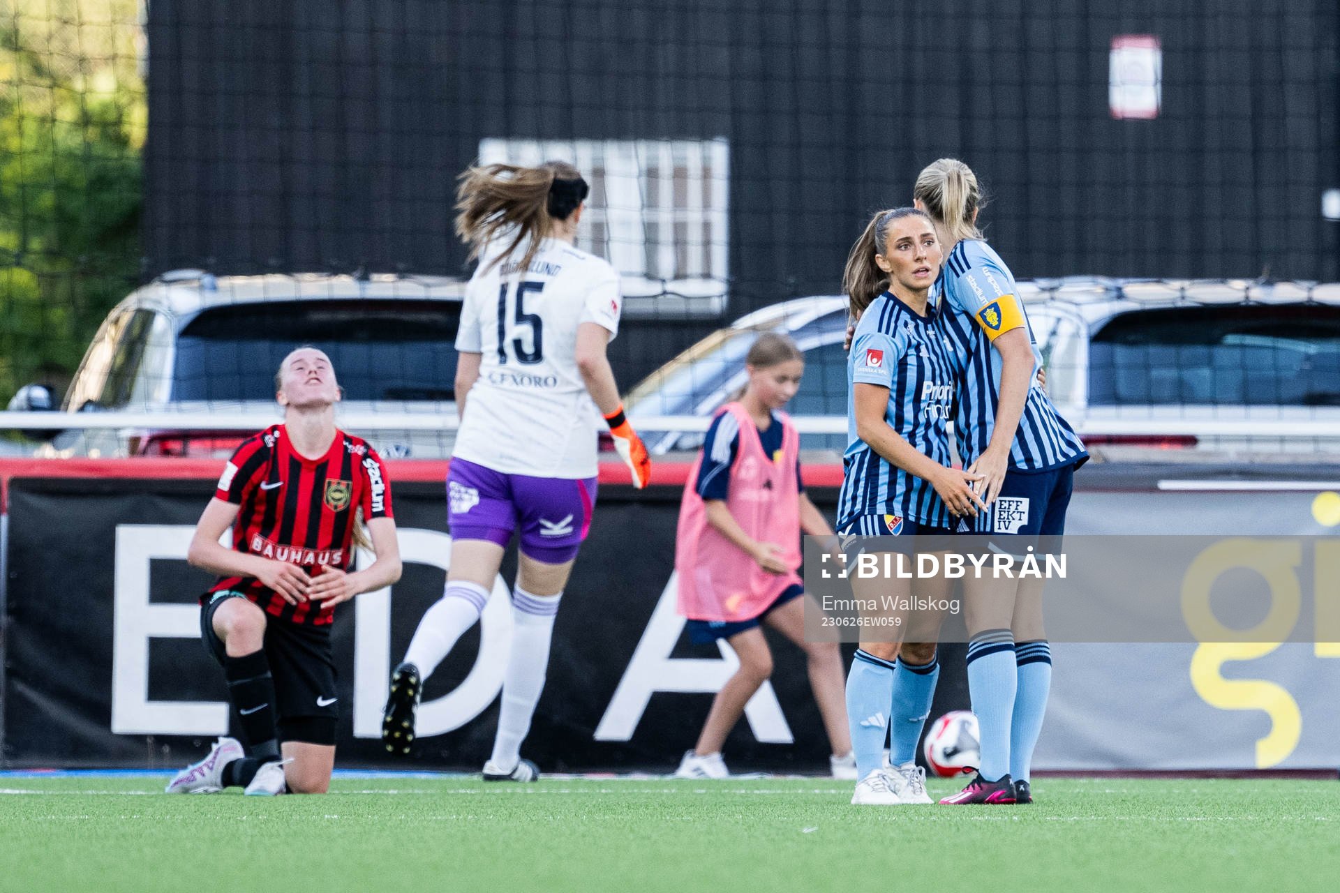 Djurgårdens Tilde Lindwall och Sanna Kullberg jublar medan