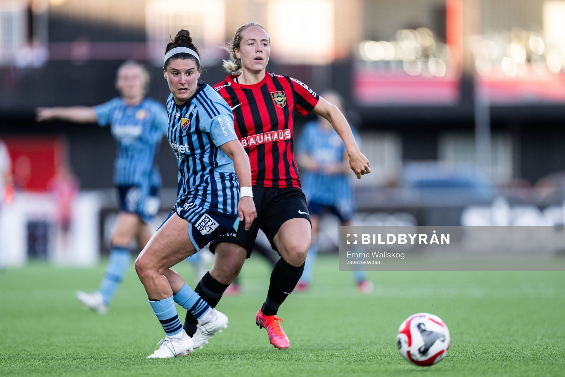 Djurgårdens Hayley Dowd och Brommapojkarnas Alice Ahlberg