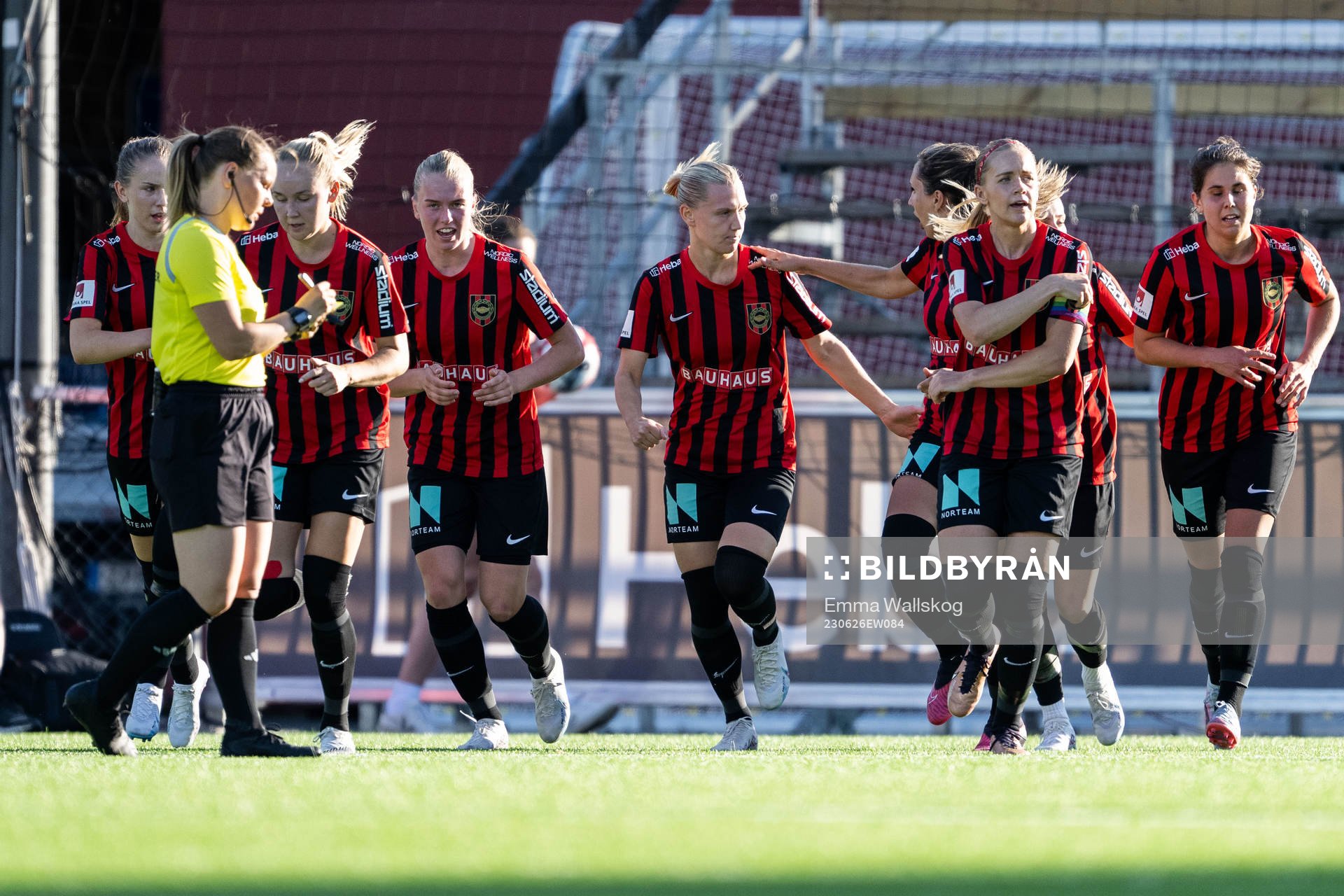 Brommapojkarnas Ida Bengtsson jublar med lagkamrater