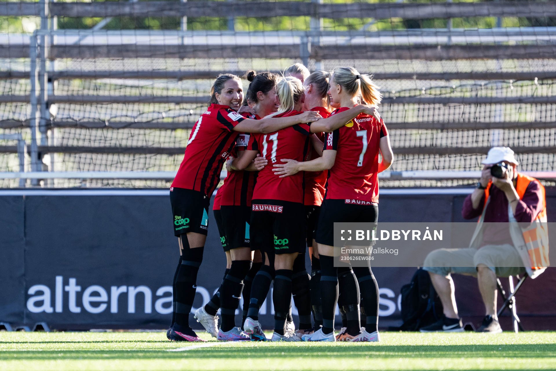 Brommapojkarnas Wilma Wärulf jublar med lagkamrater