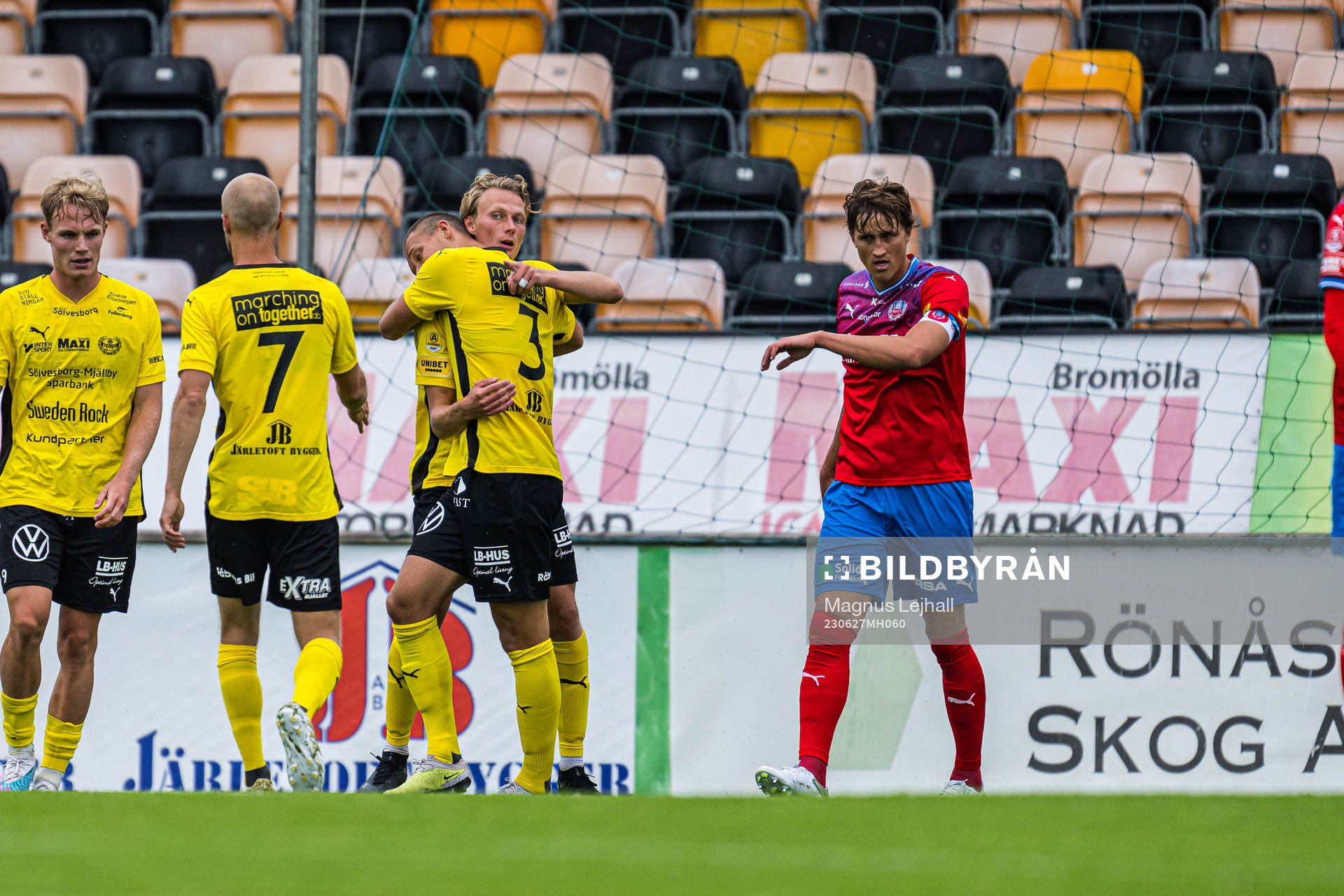 Helsingborgs Thomas Rogne deppar medan Mjällby jublar
