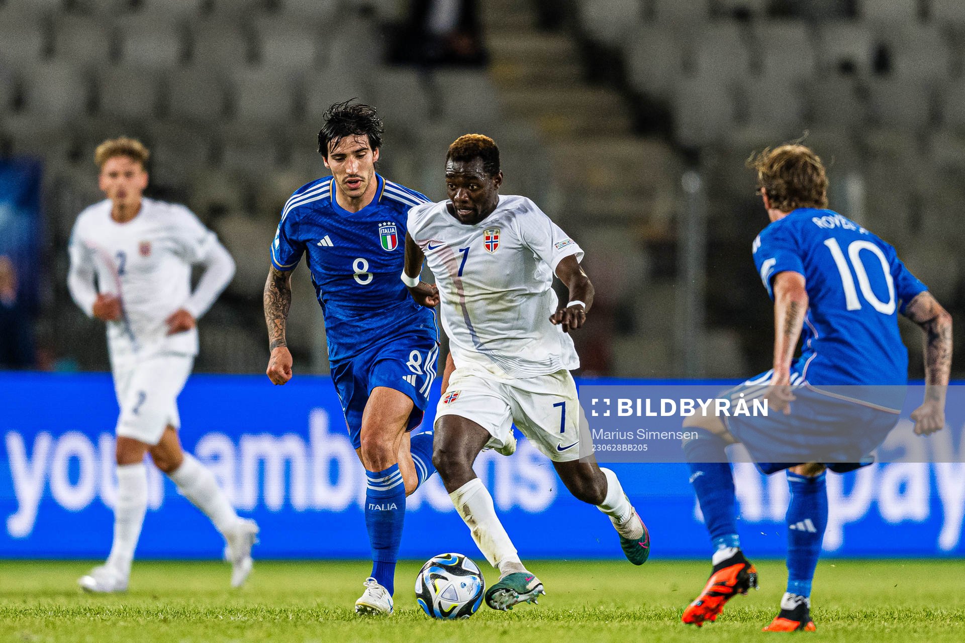 Sandro Tonali of Italy and Joshua Kitolano of Norway