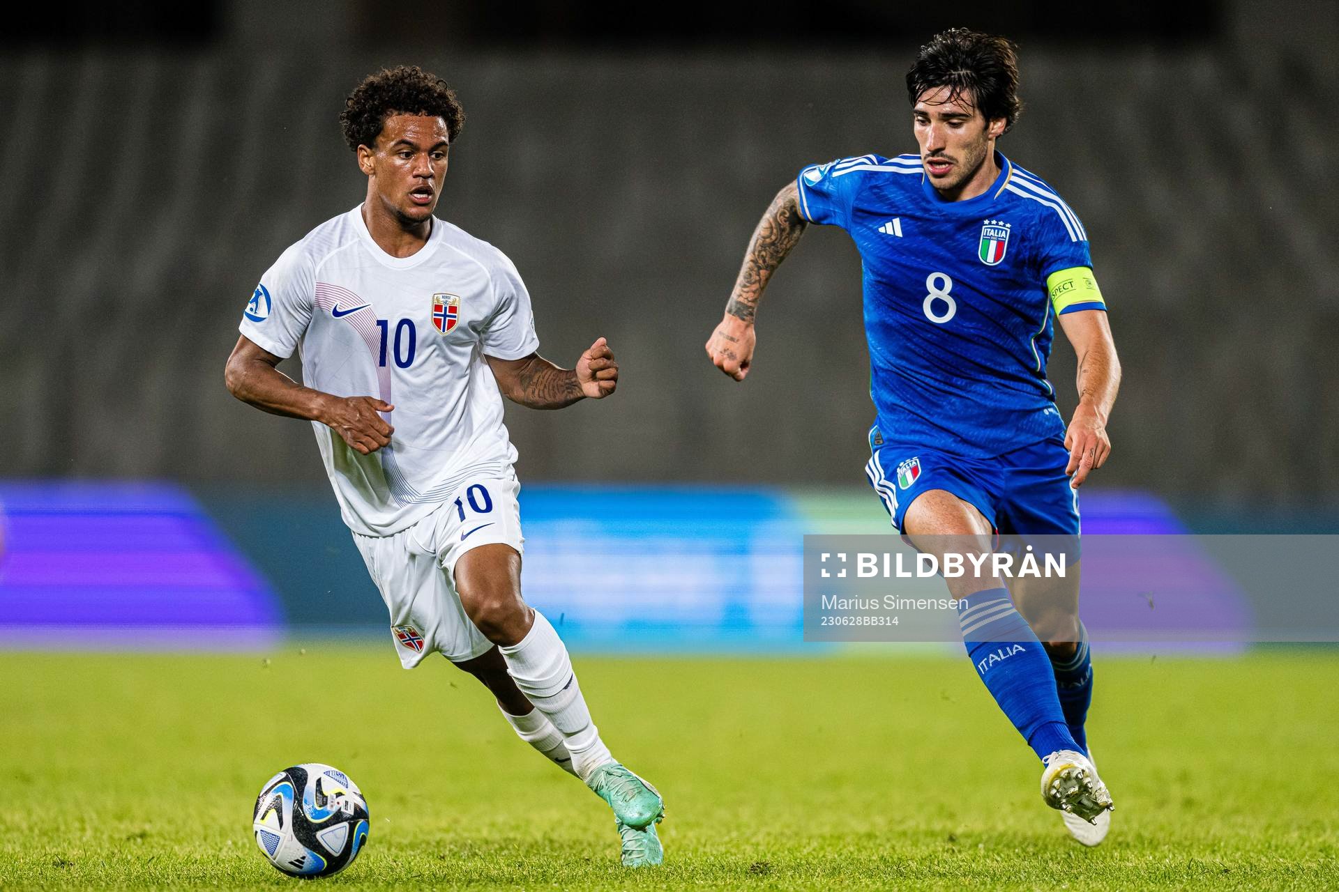 Oscar Bobb of Norway and Sandro Tonali of Italy