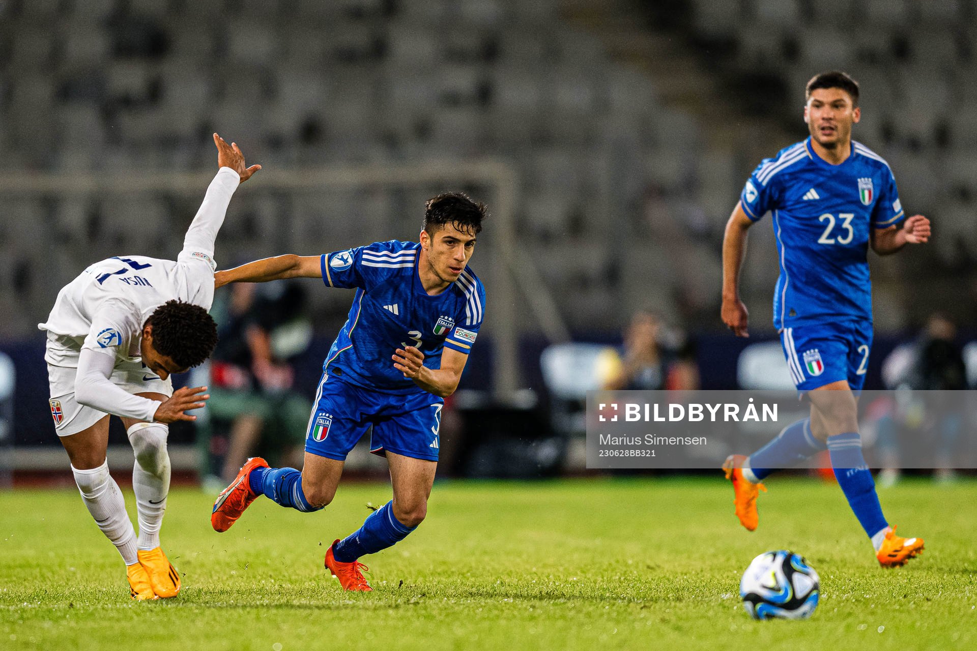 Antonio Nusa of Norway and Fabiano Parisi of Italy